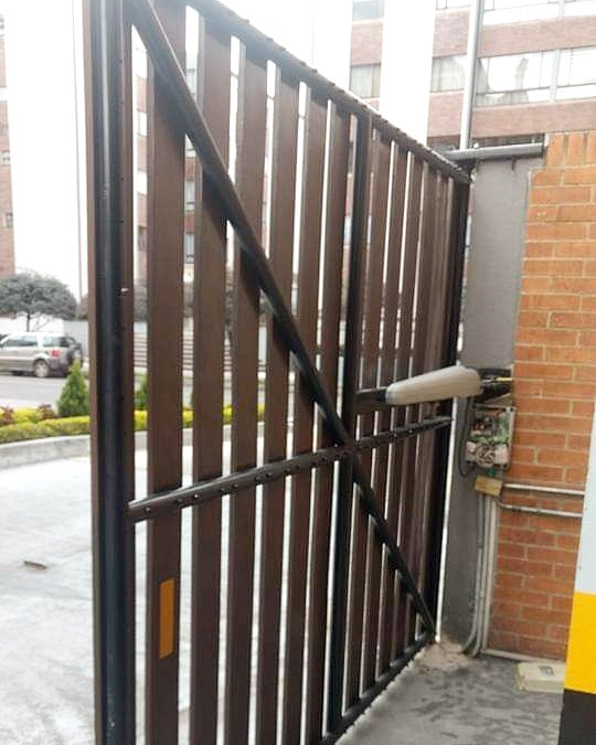 Puerta batiente automatizada en conjunto residencial
