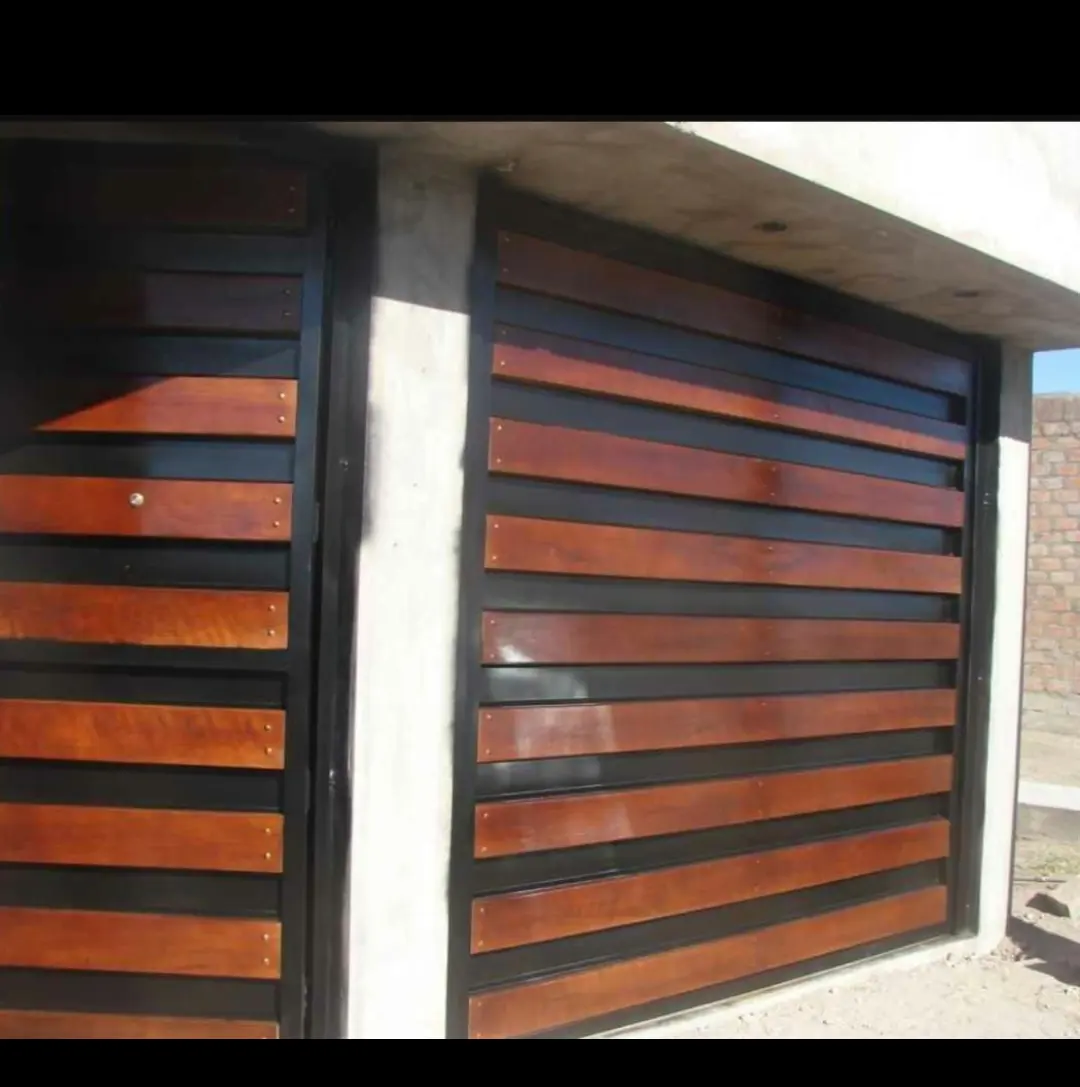 Portón metálico con paneles de madera