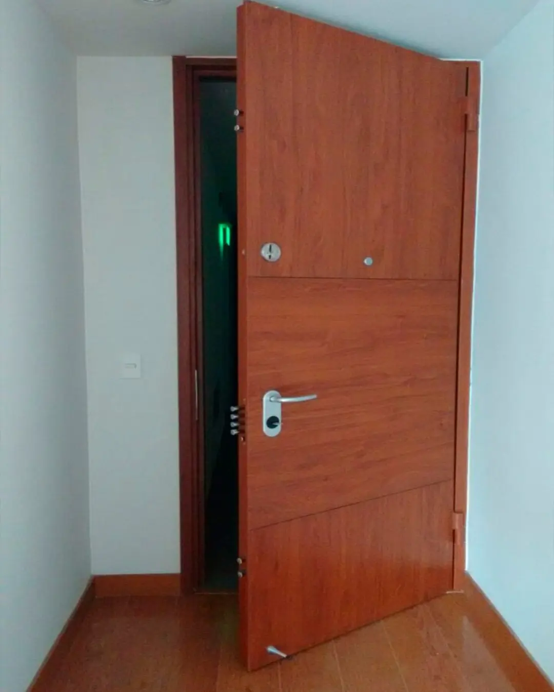 Puerta de seguridad con cerradura multipunto